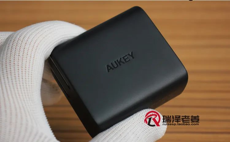 傲基D系，名不虚传~AUKEY 32W 1A1C 快充头，支持苹果27W快充，用料十足！