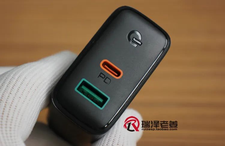 傲基D系，名不虚传~AUKEY 32W 1A1C 快充头，支持苹果27W快充，用料十足！